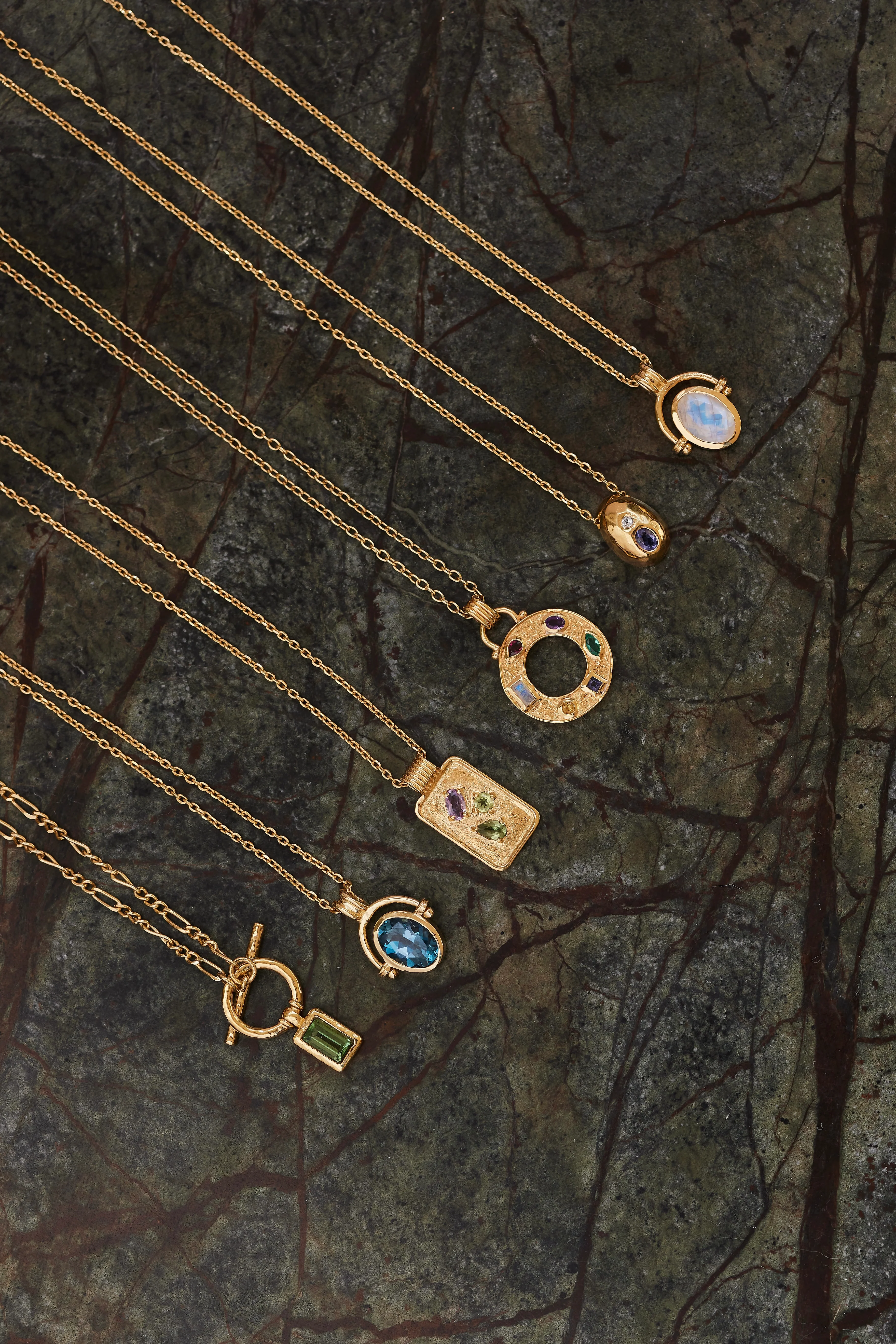 Dea Amulet Gold Necklace - Image 4